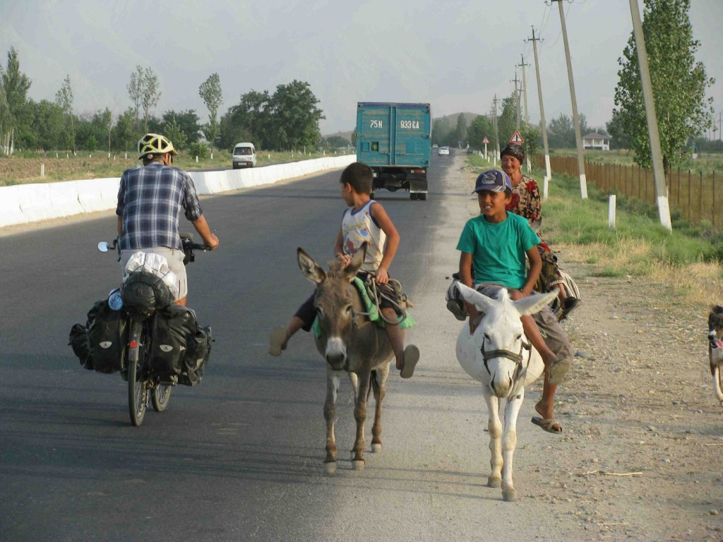 Heading towards Guzar, Uzbekistan. Photo credit: R. Holtman