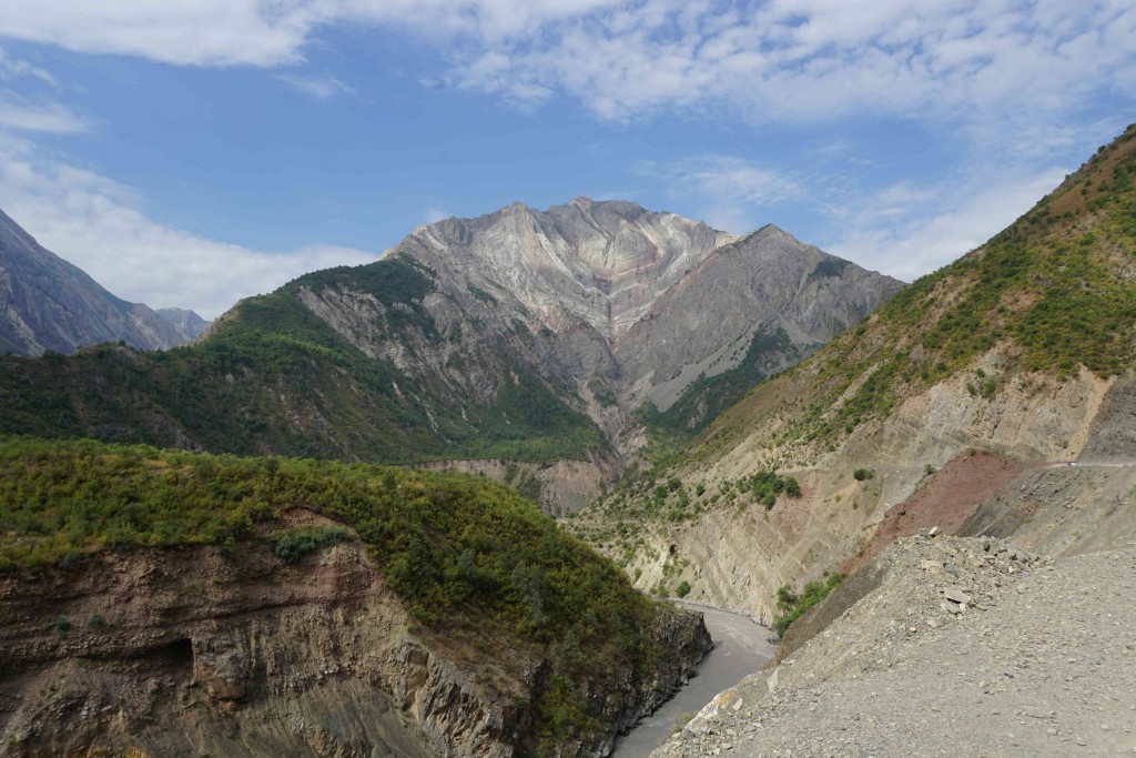 Stunning mountain scenery on the road to Kalai Khumb