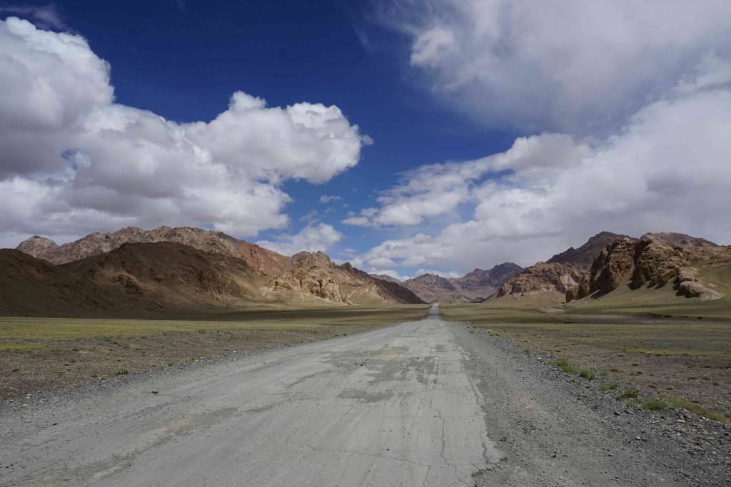 Fast asphalt and a tailwind, between Alichur and Murghab