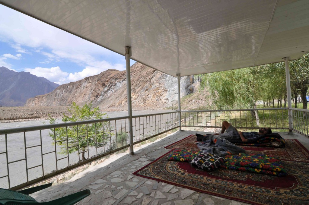 Siesta, on the road to Khorog. Photo credit: T.Mourait