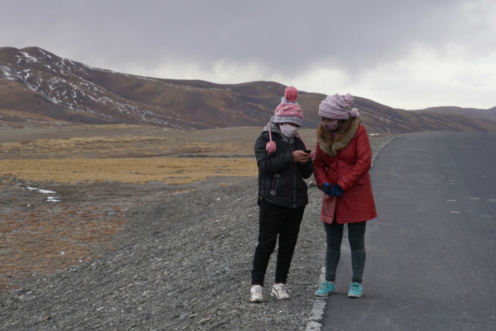 Tibetan girls on the road to Qumaleb, Qinghai