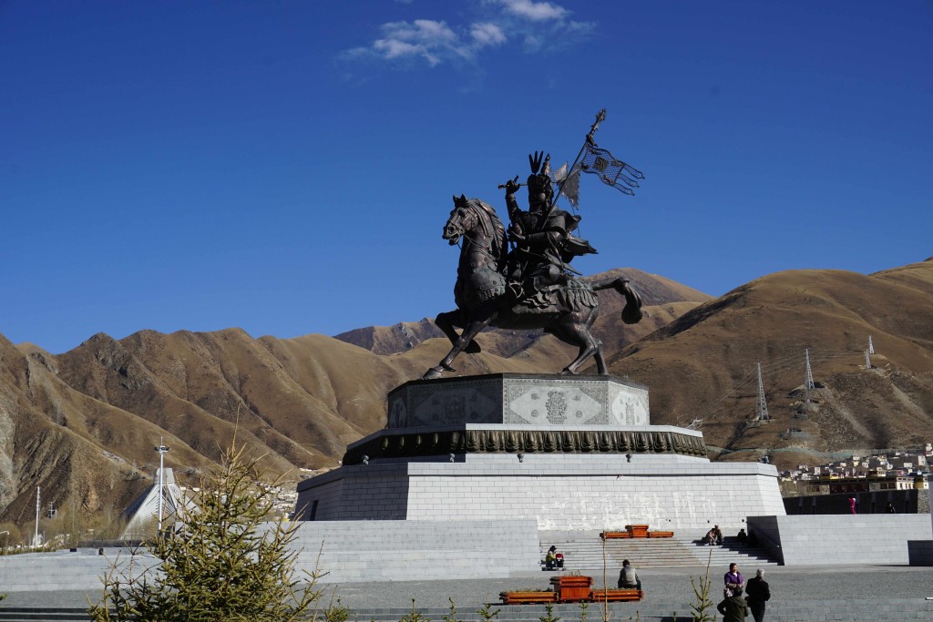 Yushu City. Variants of this statue appeared in towns throughout the Tibetan regions of Qinghai, Sichuan and Yunnan. I always felt sorry for the horse.