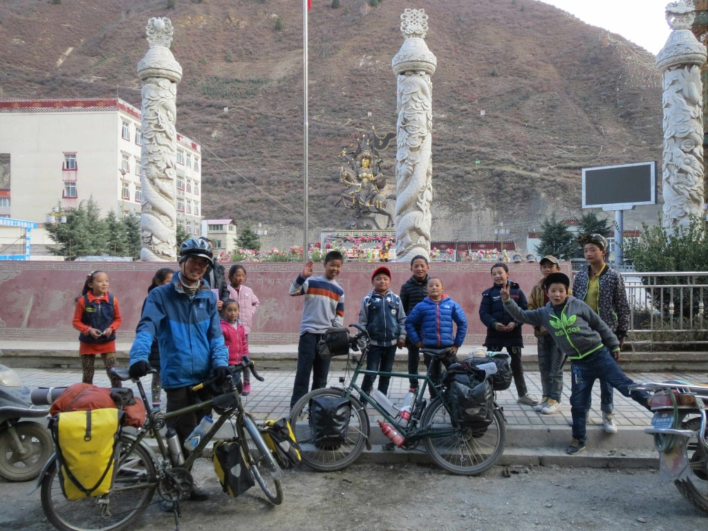 With MinHsiang, drawing a crowd in Xinlong, Sichuan