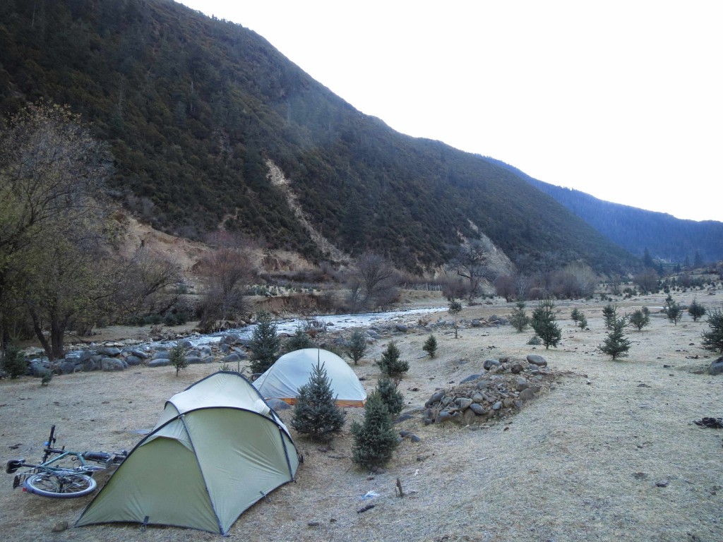 Rather chillier camping at 3000m on the way to Litang
